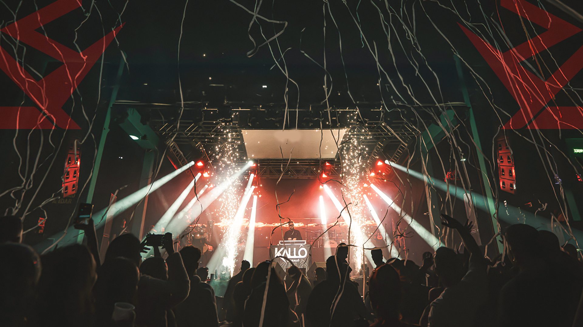 DJ KALLÔ tocando ao vivo em um grande evento