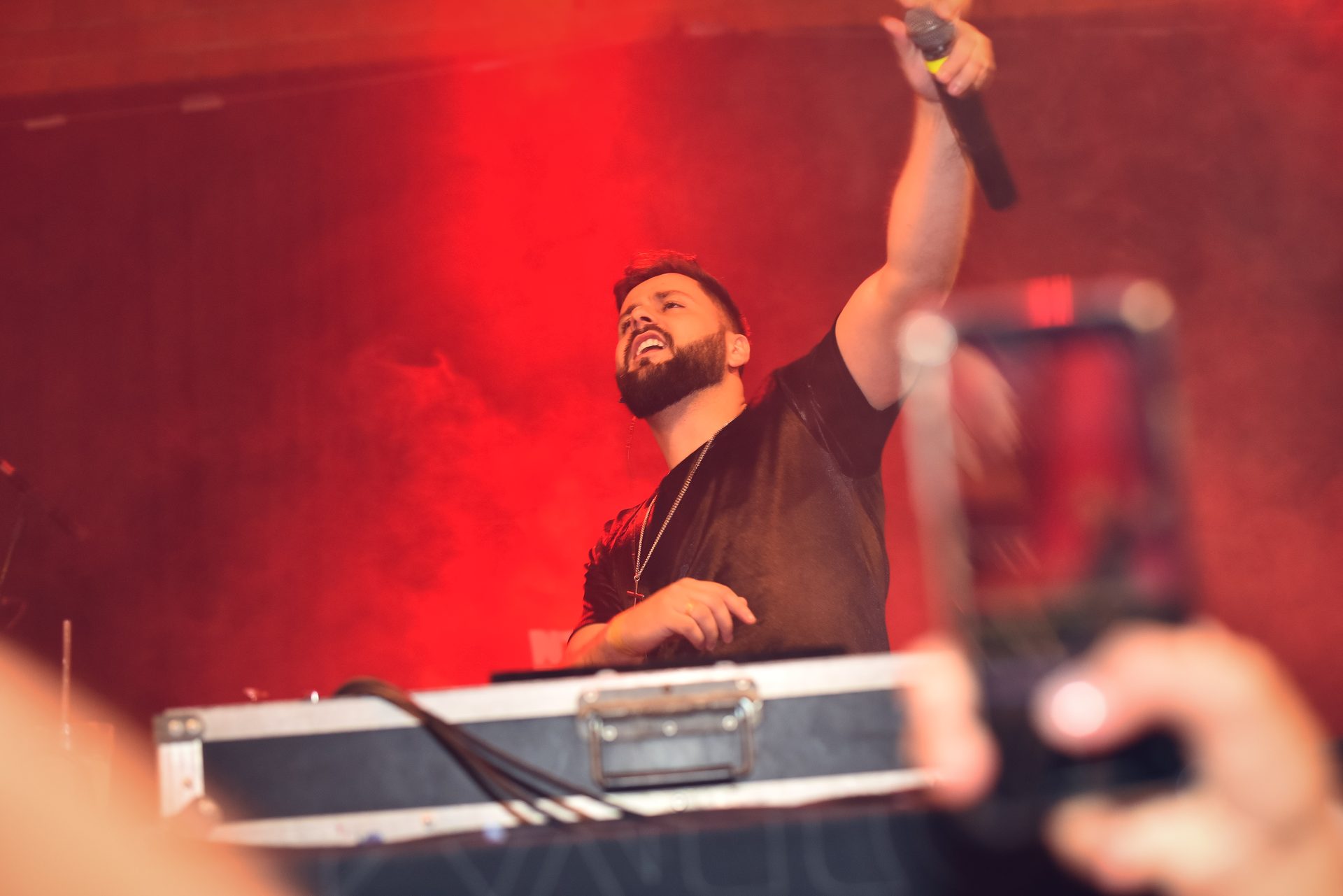 DJ KALLÔ cantando no microfone em show