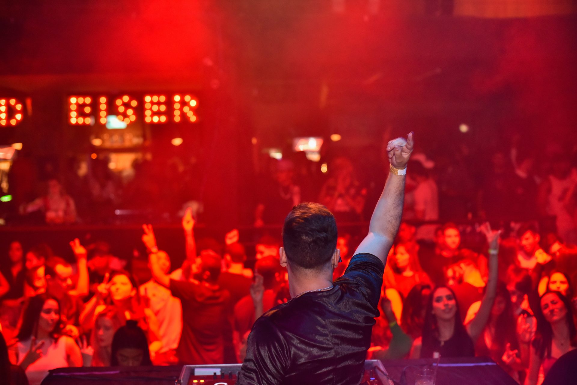 DJ KALLÔ em show