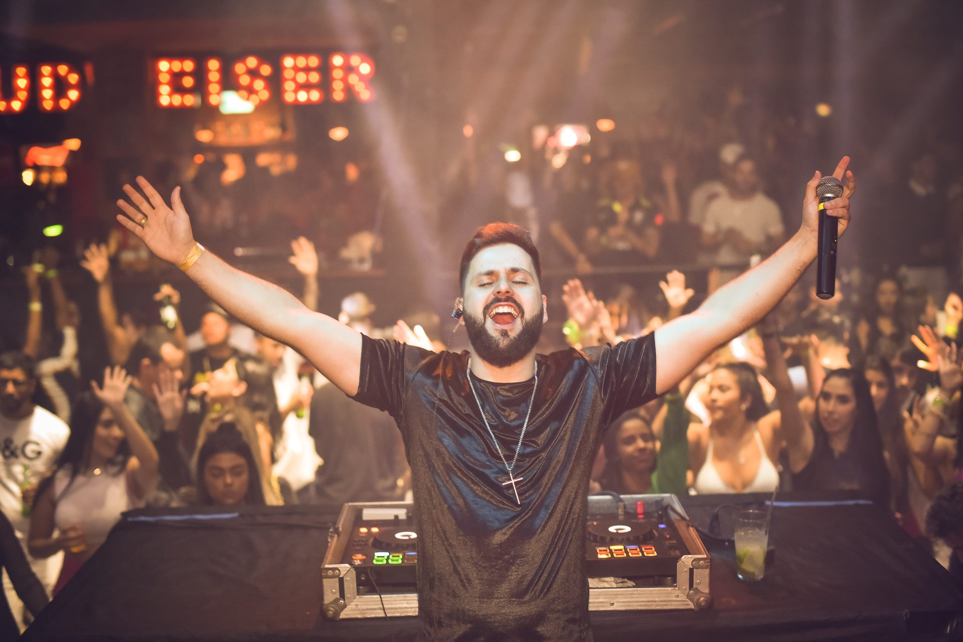 DJ KALLÔ (Willder Palmer) no palco com a plateia
