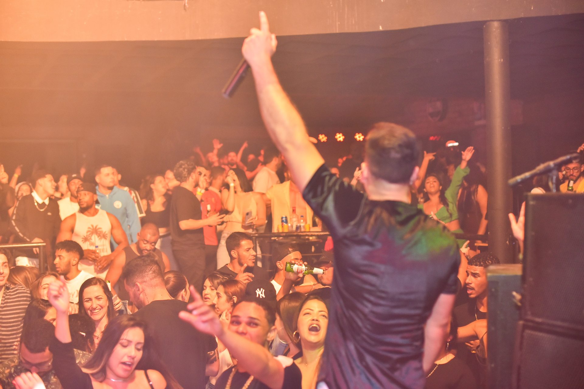 DJ KALLÔ e o público em festa